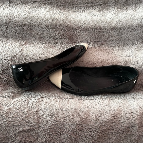 CHANEL Logo Patent Leather Flats Sz.37.5 - Picture 5 of 8